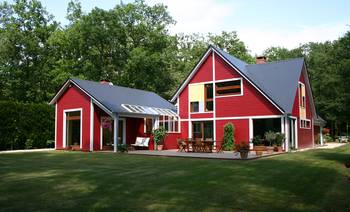 Пример красивого фасада красного цвета в современном стиле