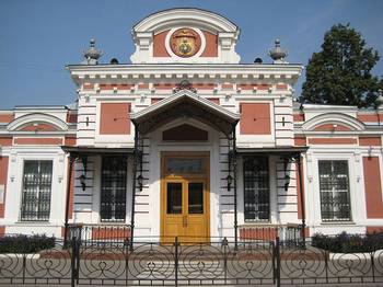 Фото фасада пестрого цвета в классическом стиле