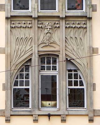 Пример красивой отделки фасада дома бежевого цвета в ардеко стиле