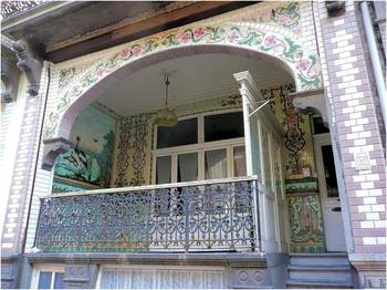 Декоративная отделка фасада пестрого цвета в эклектичном стиле