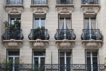 Пример отделки частного коттеджа в ампир стиле с красивым балконом
