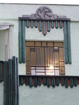 Пример красивого фасада пестрого цвета в ардеко стиле