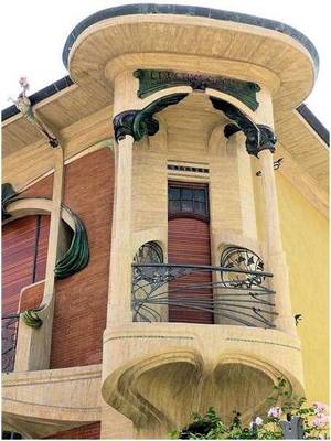 Фото дома в модерна стиле с красивым балконом