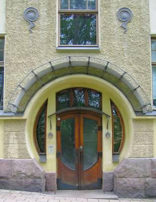 Вариант дома в модерна стиле с красивой дверью