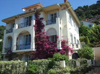 Дизайн фасада дома в средиземноморском стиле с растениями