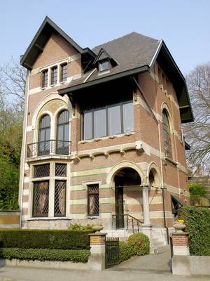 Отделка дома коричневого цвета в викторианском стиле