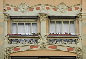 Фасад пестрого цвета в модерна стиле