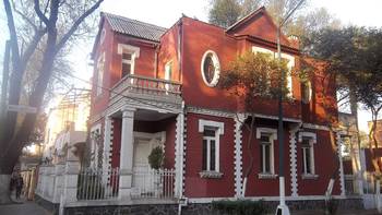 Дом красного цвета в английском стиле