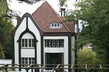 Дизайн фасада частного дома белого цвета в готическом стиле