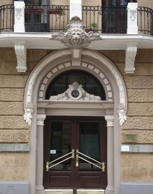 Дизайн фасада дома в ампир стиле с красивым входом