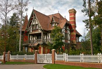 Пример красивой отделки фасада дома пестрого цвета в фахверка стиле