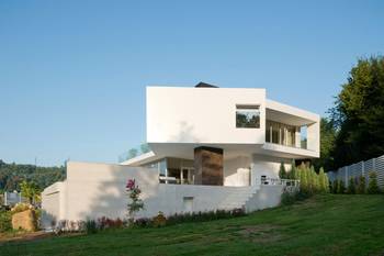Украшение дома белого цвета в современном стиле
