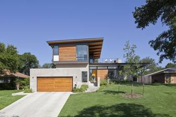 Пример отделки бетонного загородного дома серого цвета