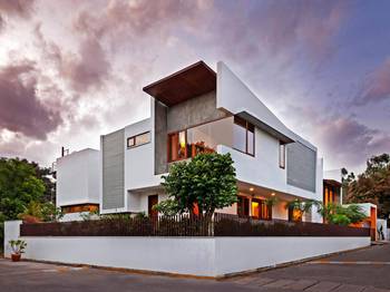 Фото красивого бетонного дома белого цвета