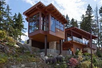 Дизайн фасада частного дома коричневого цвета в современном стиле