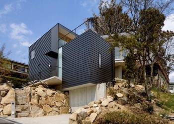 Фото красивого металлического дома черного цвета
