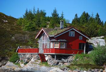 Фотография частного дома красного цвета в шале стиле