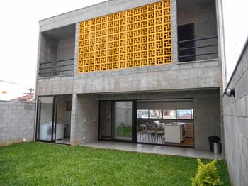 Пример фасада в современном стиле с лепниной