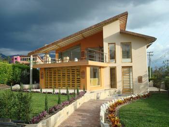 Дизайн дома пестрого цвета в современном стиле