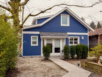 Отделка фасада дома синего цвета в кантри стиле