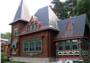 Пример отделки загородного дома коричневого цвета в псевдорусском стиле