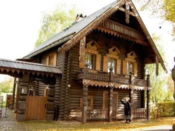 Отделка фасада дома коричневого цвета в деревенском стиле