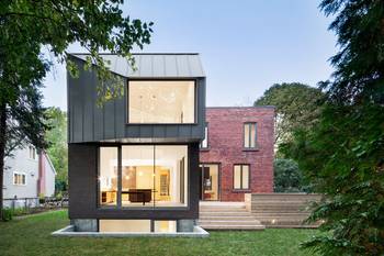 Дизайн металлического дома пестрого цвета