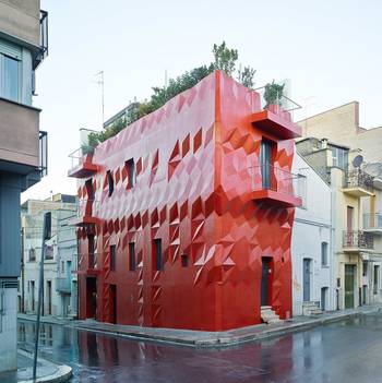 Пример дома красного цвета в современном стиле