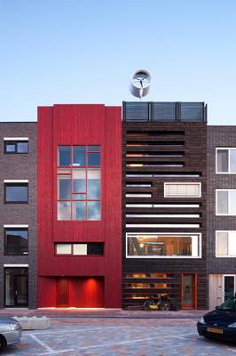 Вариант фасада красного цвета в современном стиле