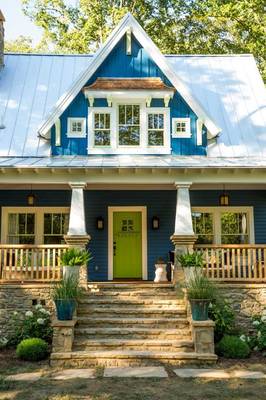 Красивый фасад синего цвета в кантри стиле
