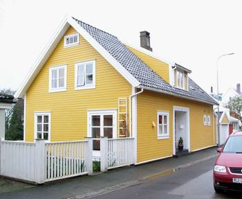 Вариант загородного дома желтого цвета в деревенском стиле