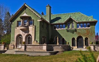 Пример облицовки фасада зеленого цвета в готическом стиле