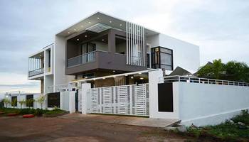Вариант дома в современном стиле с забором