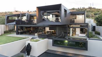 Красивый дом черного цвета в современном стиле
