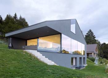 Дизайн фасада дома серого цвета с террасой