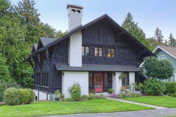 Красивый дом черного цвета в шале стиле