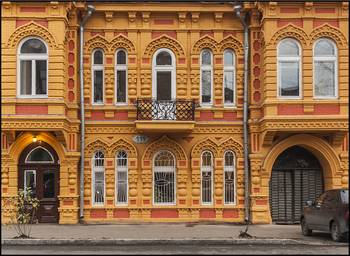 Фото красивого дома желтого цвета в псевдорусском стиле