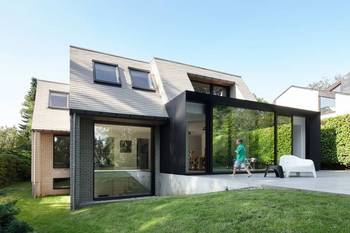 Дизайн фасада стеклянного дома пестрого цвета