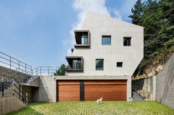 Гладко-каменный дом серого цвета