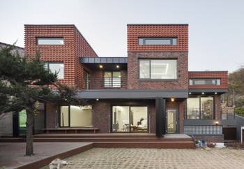 Дизайн фасада дома коричневого цвета в современном стиле
