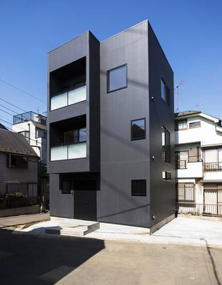 Отделка фасада металлического дома серого цвета