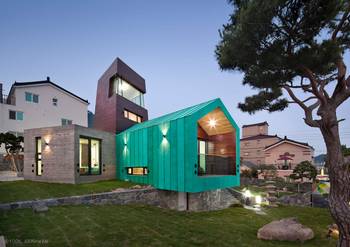 Дизайн фасада частного дома пестрого цвета в барнхаус стиле
