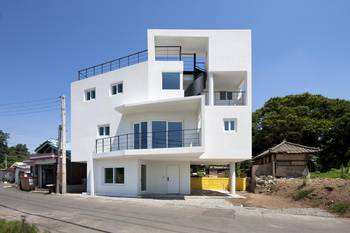 Вариант балкона на доме в современном стиле