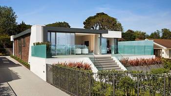 Фото красивого стеклянного дома пестрого цвета