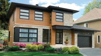 Дизайн фасада гладко-каменного дома пестрого цвета