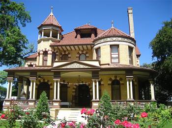 Дизайн дома желтого цвета в викторианском стиле