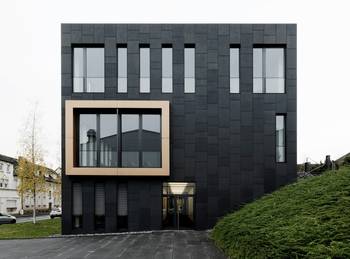 Дизайн фасада черного цвета в современном стиле