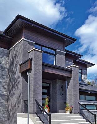 Дизайн фасада дома серого цвета с красивым входом