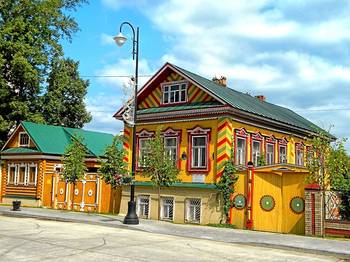 Дизайн фасада дома желтого цвета в деревенском стиле