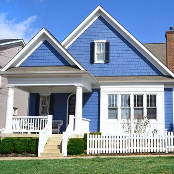 Синий дом в кантри стиле